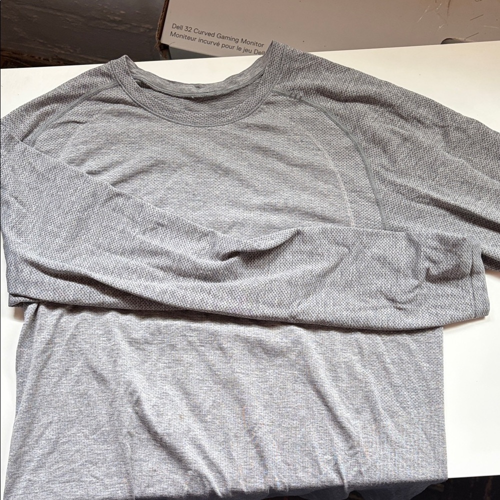lululemon metal vent Long-Sleeve Shirt - Light Gray - Men's size medium